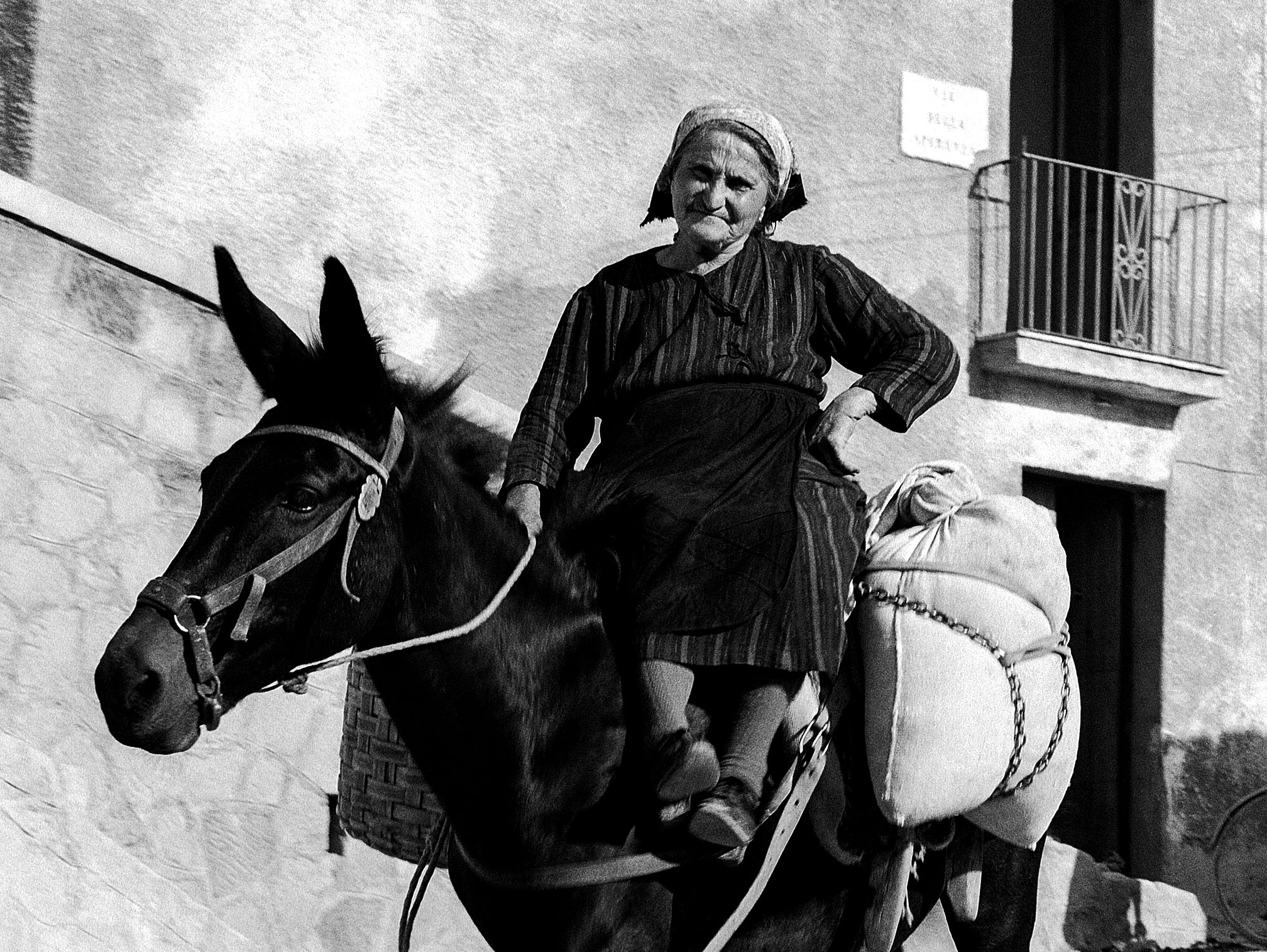 Alte Frau auf einem Esel