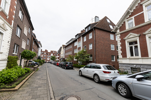 Es ist die Blumenstraße abgebildet. Links und rechts sind Wohnhäuser abgebildet. Auf der rechten Seite vor den Wohnhäusern befindet sich die neue Bewohnerparkzone.