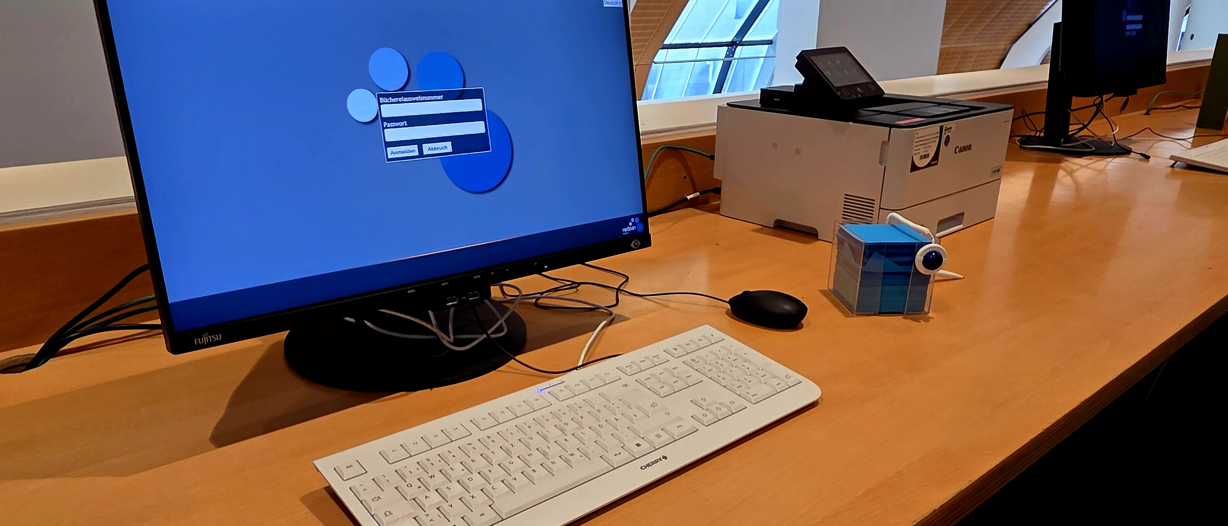 PC-Arbeitsplatz in der Bücherei
