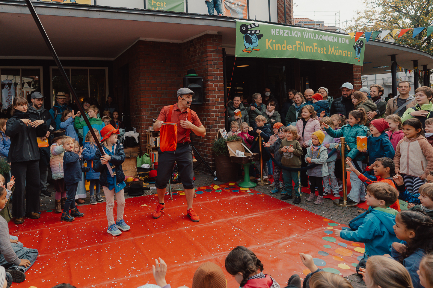 Eröffnung des Kinderfilmfestivals 2025 auf dem roten Teppich vor dem Schloßtheater