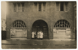 Die Gründerin Lina Meyer mit ihrem Team vor der Fischbrathalle in Münster.