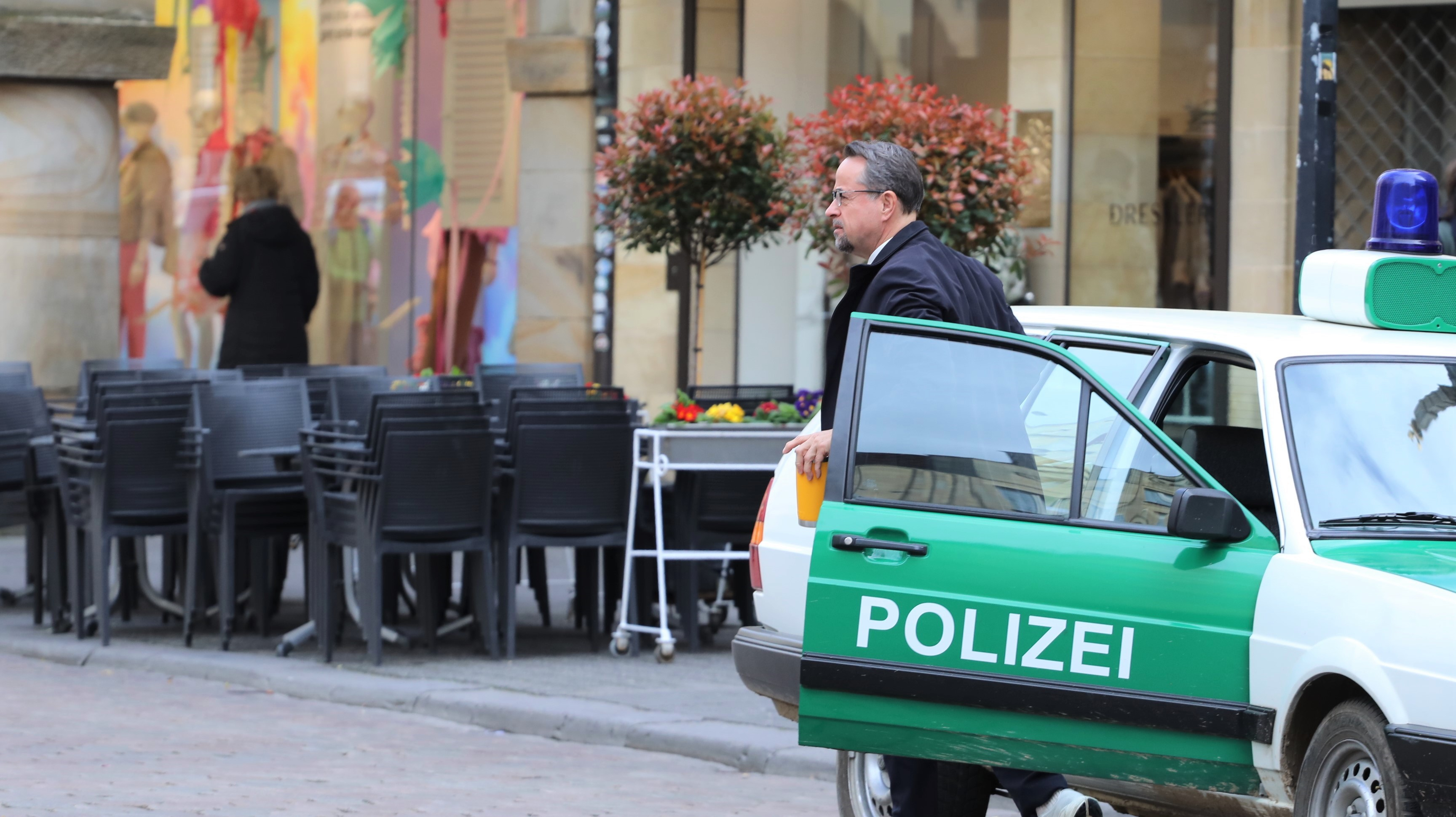 Prof. Karl-Friedrich Boerne steigt aus einem Polizeiauto aus den 90ern aus