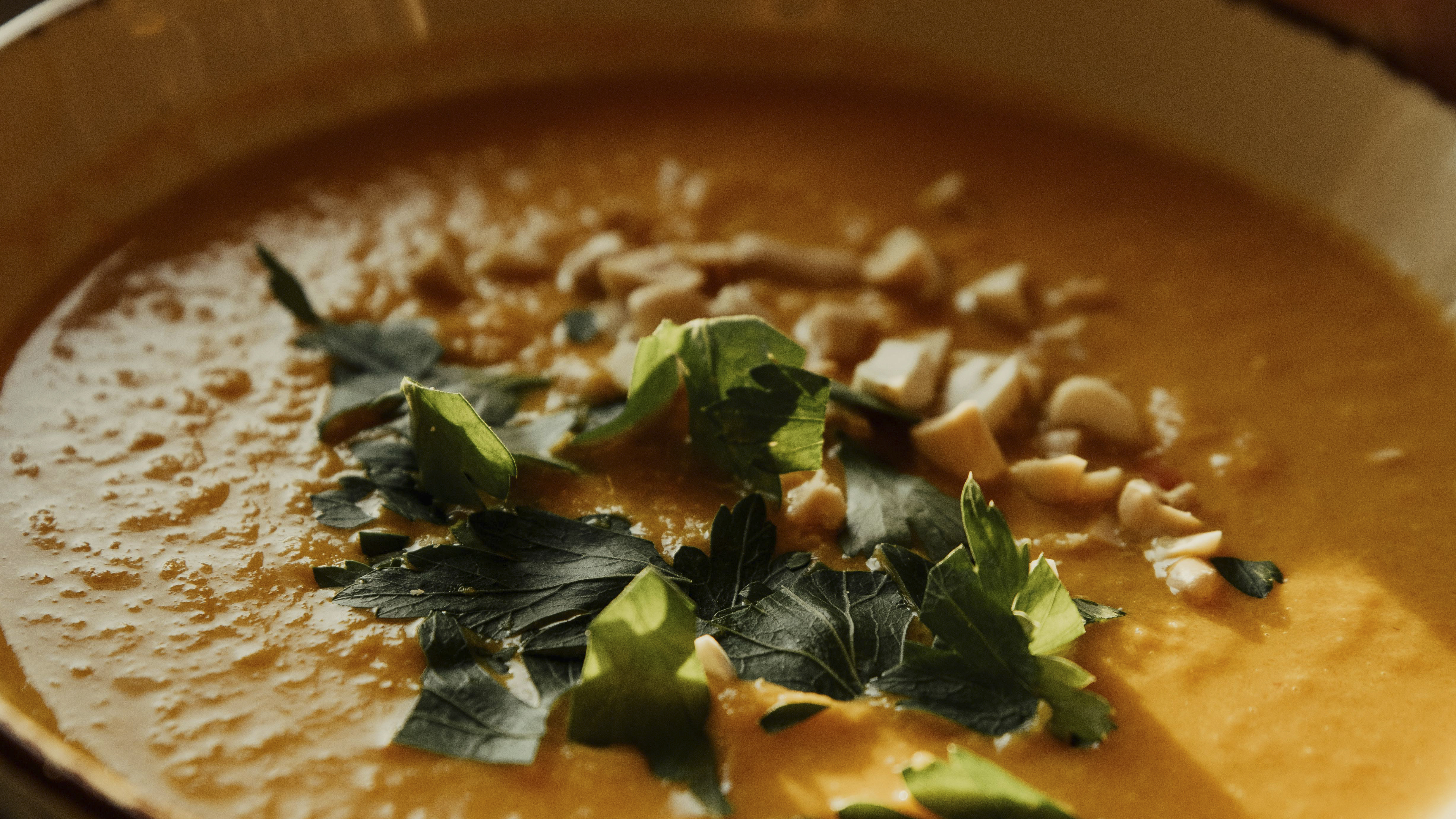 Ein Teller Suppe mit Kräutern