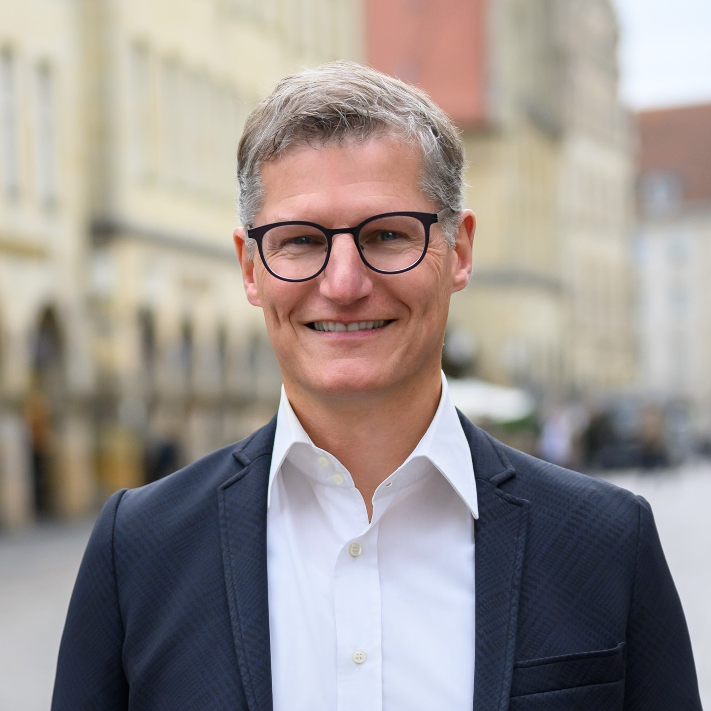 Portraitfoto eines Mannes mit Brille