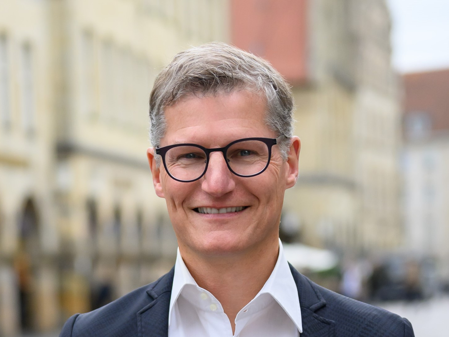 Portraitfoto eines Mannes mit Brille