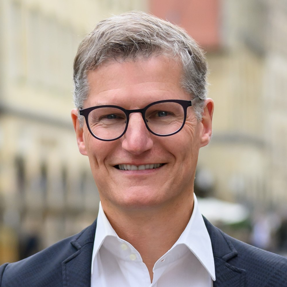 Portraitfoto eines Mannes mit Brille