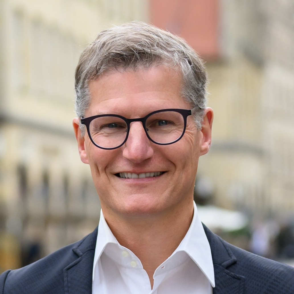 Portraitfoto eines Mannes mit Brille