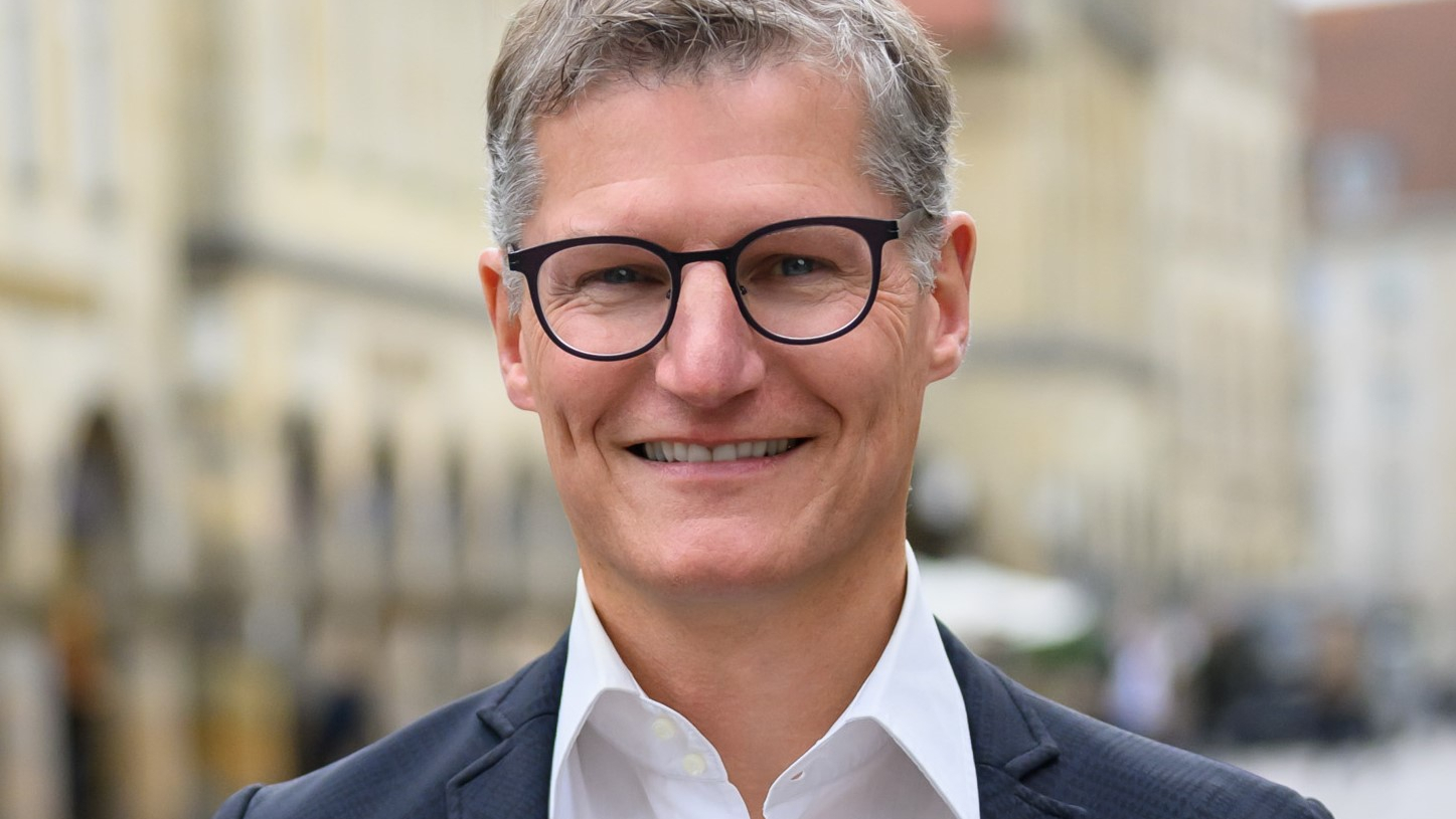 Portraitfoto eines Mannes mit Brille