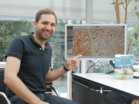 Georg Reinhardt von der KLENKO stellt das Solarkataster der Stadt Münster am Computer vor.
