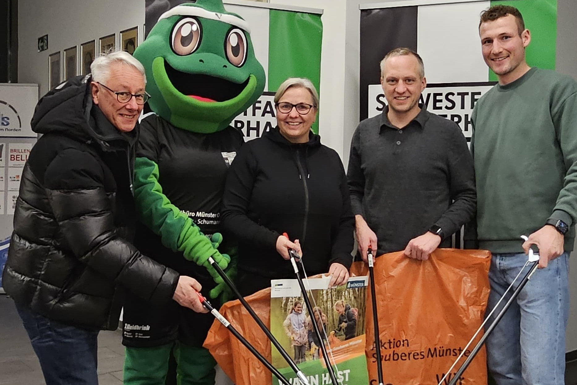 Vorstandsbild SC Westfalia Kinderhaus mit Maskottchen, Mülltüten und Müllzangen