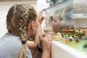Kleine Gäste erkunden das Stadtmodell im Ausstellungsraum.