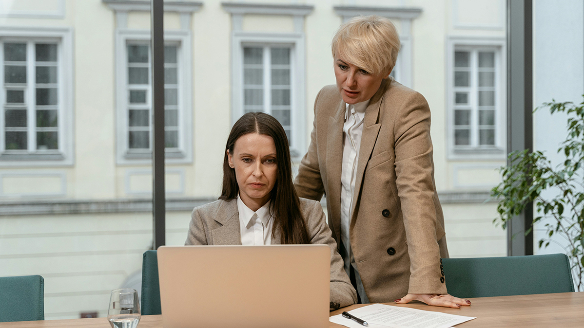 Zwei Frauen im Büro