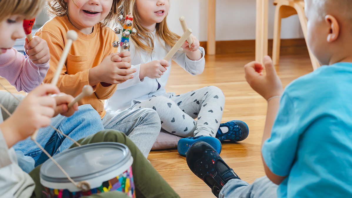 Gruppe von Kleinkindern mit Instrumenten