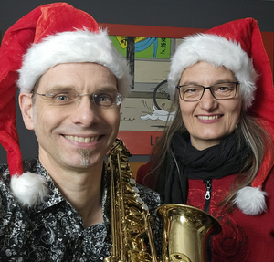 Portrait des Musikers Markus Papenberg und der Musikern Jeanette Lewe mit Weihnachtsmütze.