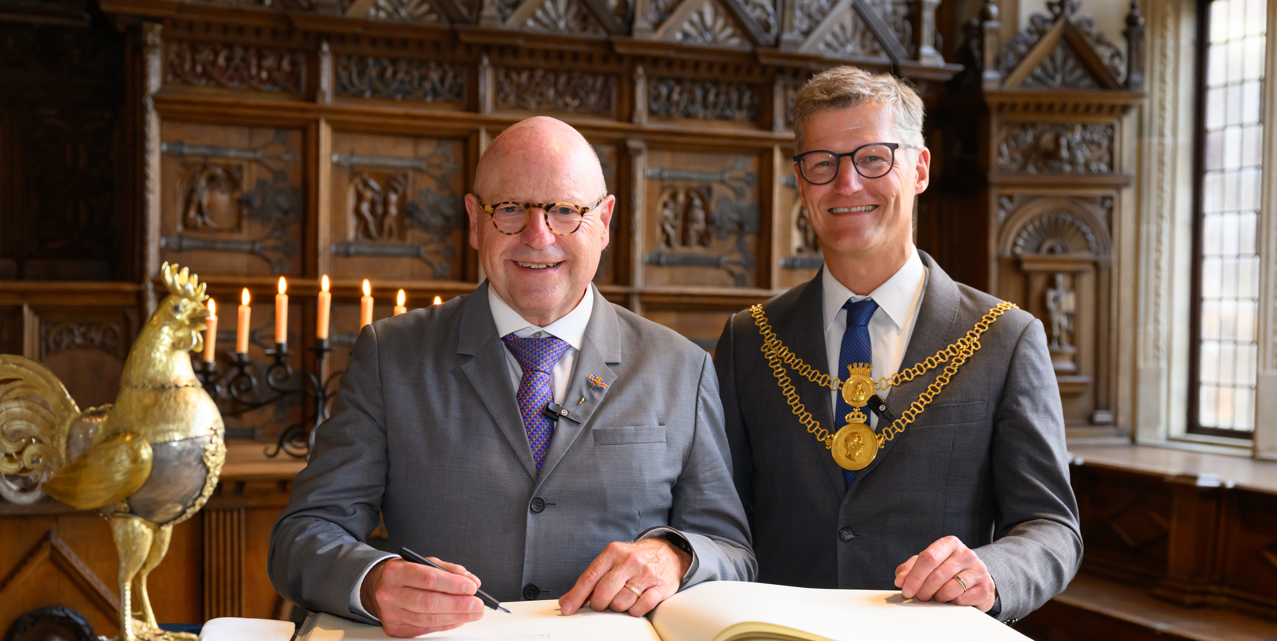 Münsters ehemaliger Oberbürgermeister Markus Lewe wird von seinem Nachfolger Tilman Fuchs geehrt und trägt sich ins Goldene Buch der Stadt ein.