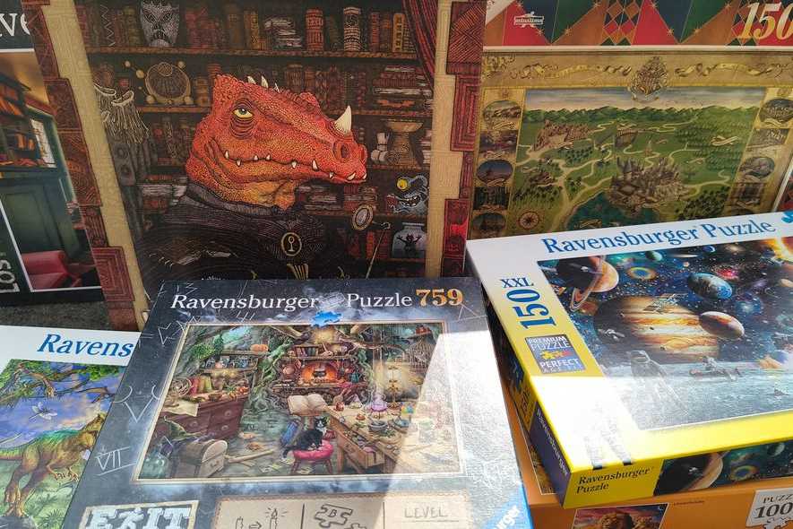 Verschiedene Puzzles liegen bereit.