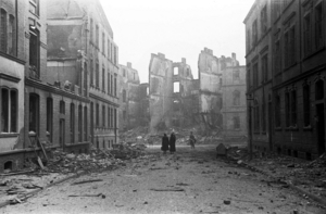 Zerstörter Straßenzug im Zweiten Weltkrieg