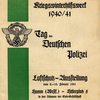 Auf dem beige-grünen Cover eines Programmhefts steht der Titel ‚Kriegswinterhilfswerk 1940/41. Tag der Deutschen Polizei. Luftschutz-Ausstellung vom 8.-16. Februar 1941. Hamm (Westf.) – Hitlerplatz 5 in den Räumen der Club-Gesellschaft, geöffnet täglich von 10-21 Uhr‘.