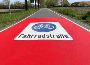 Zu sehen ist das Piktogramm der Fahrradstraße auf der Kötterstraße