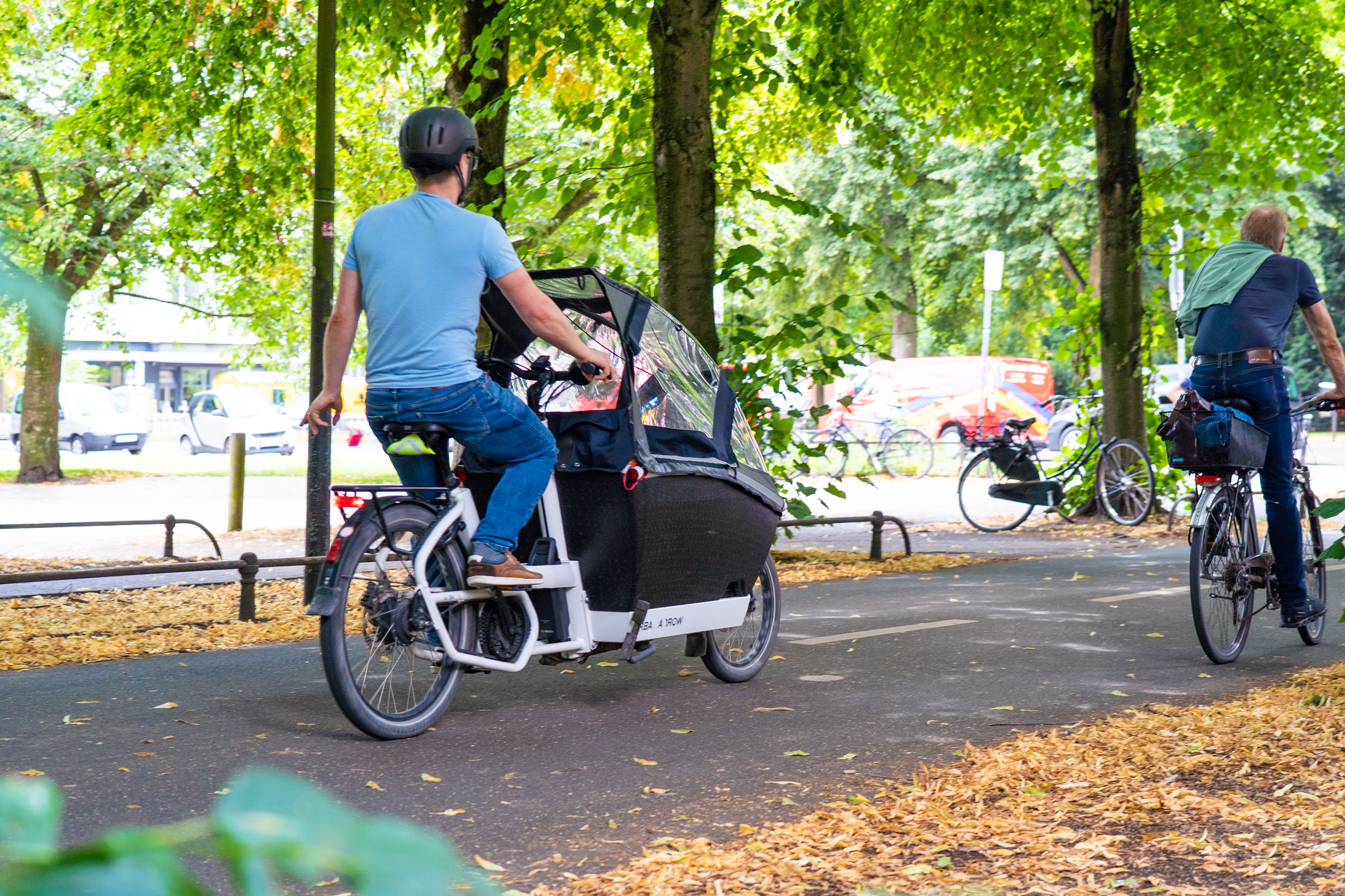 Ein Mann fährt ein Lastenrad