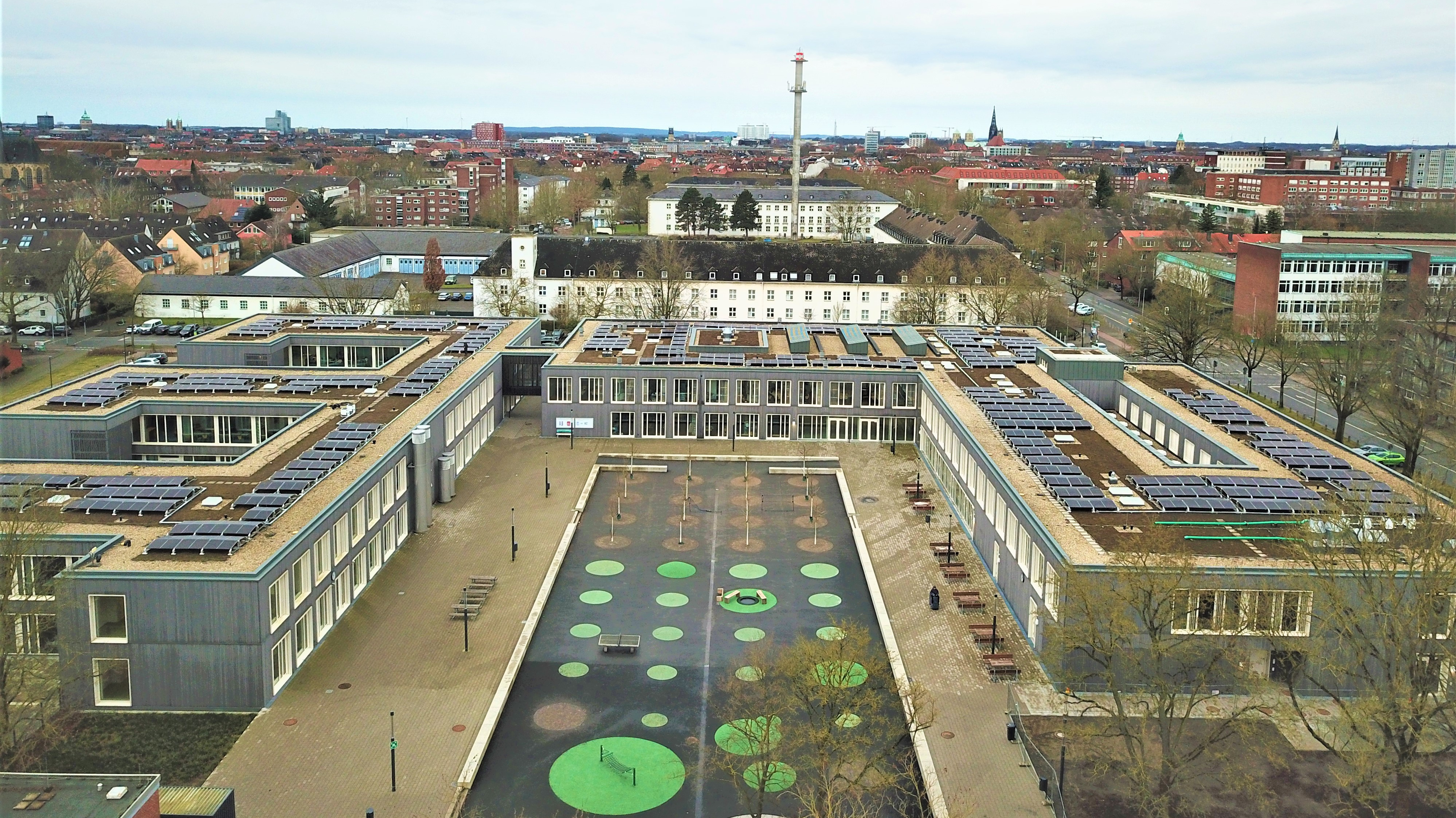 Blick auf den neuen Schulhof