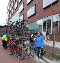Für den Rücktransfer nach Münster werden die Fahrräder auf Metallständern verstaut.