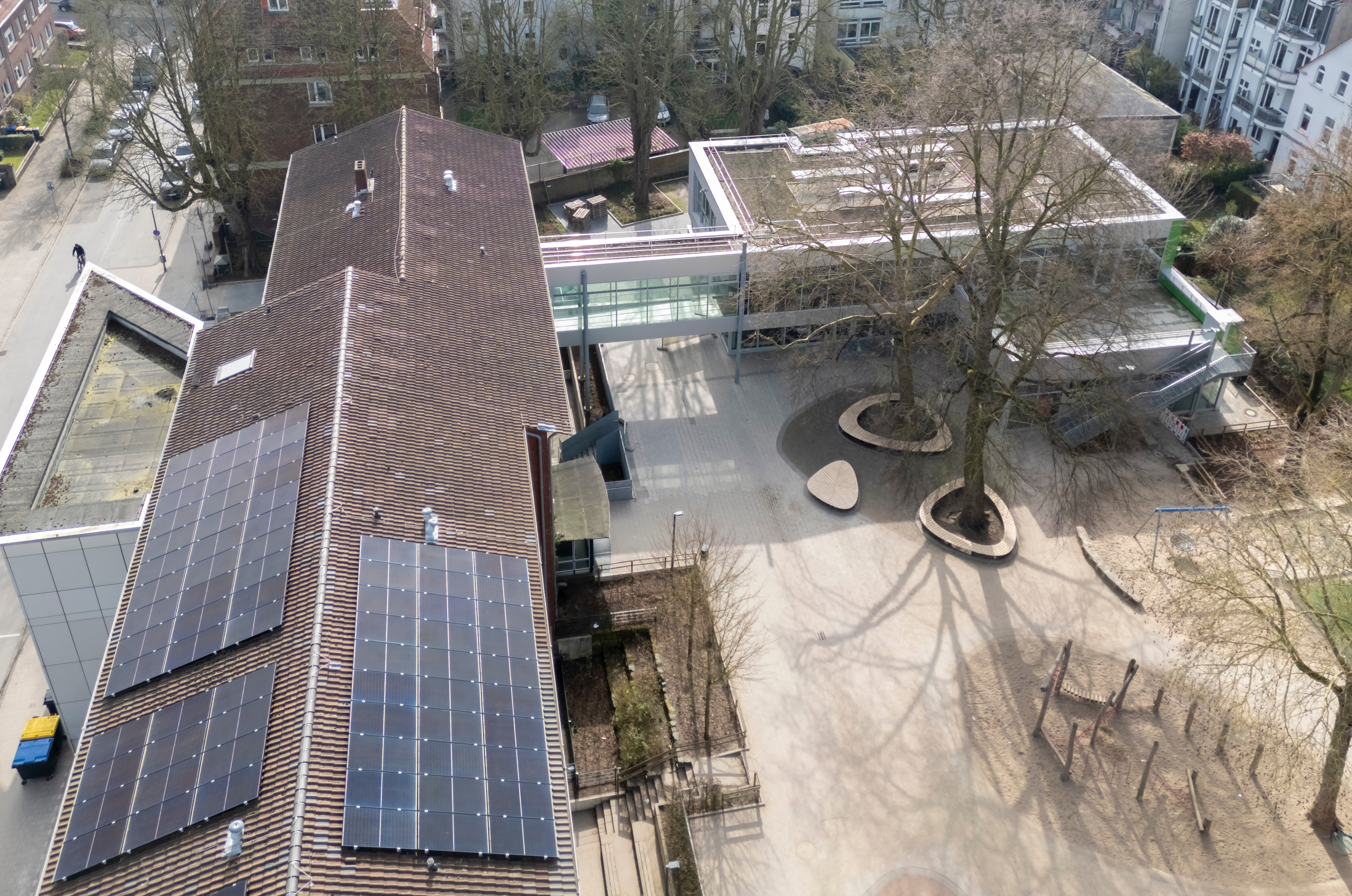 Schulhof und Gebäude – Impressionen nach Fertigstellung