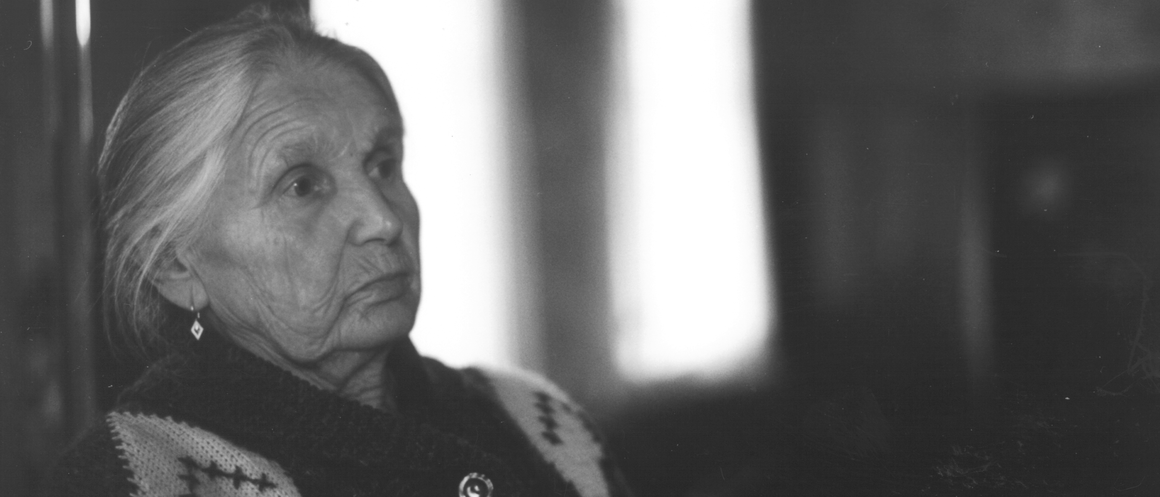 Eine alte Frau bei einem Interview