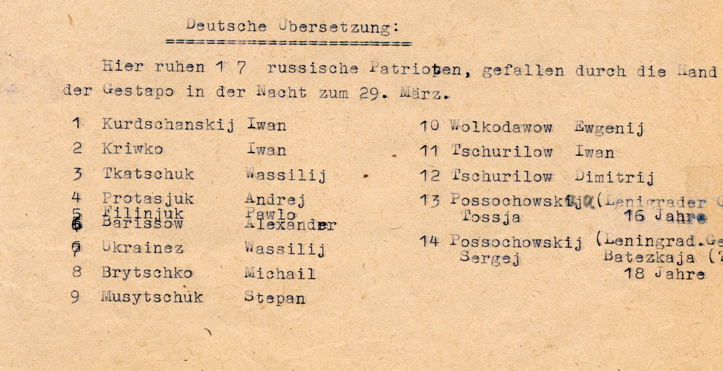 Deutsche Übersetzung eines kyrillisch verfassten Grabschildes: 17 Namen von getöteten Zwangsarbeitern