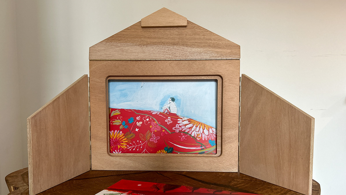 Ein Kamishibai „Papier-Theater“ steht offen auf einem Tisch.