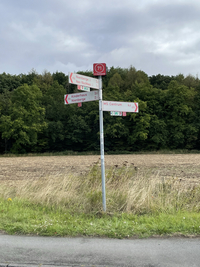 Zielwegweiser mit neuem Knotenpunkthut