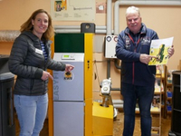 Energieberaterin Silke Krajewski und Heizungsinstallateur Jürgen Mey erklären die Funktionsweise einer Pelletheizungsanlage.