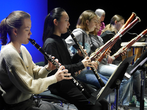 Eine Bläsergruppe spielt auf ihren Instrumenten