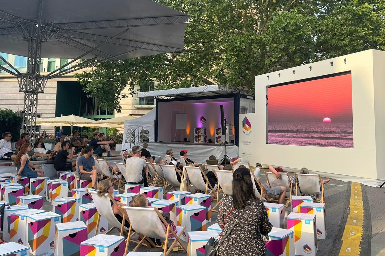 Zuschauer vor der Leinwand an der Stubengasse