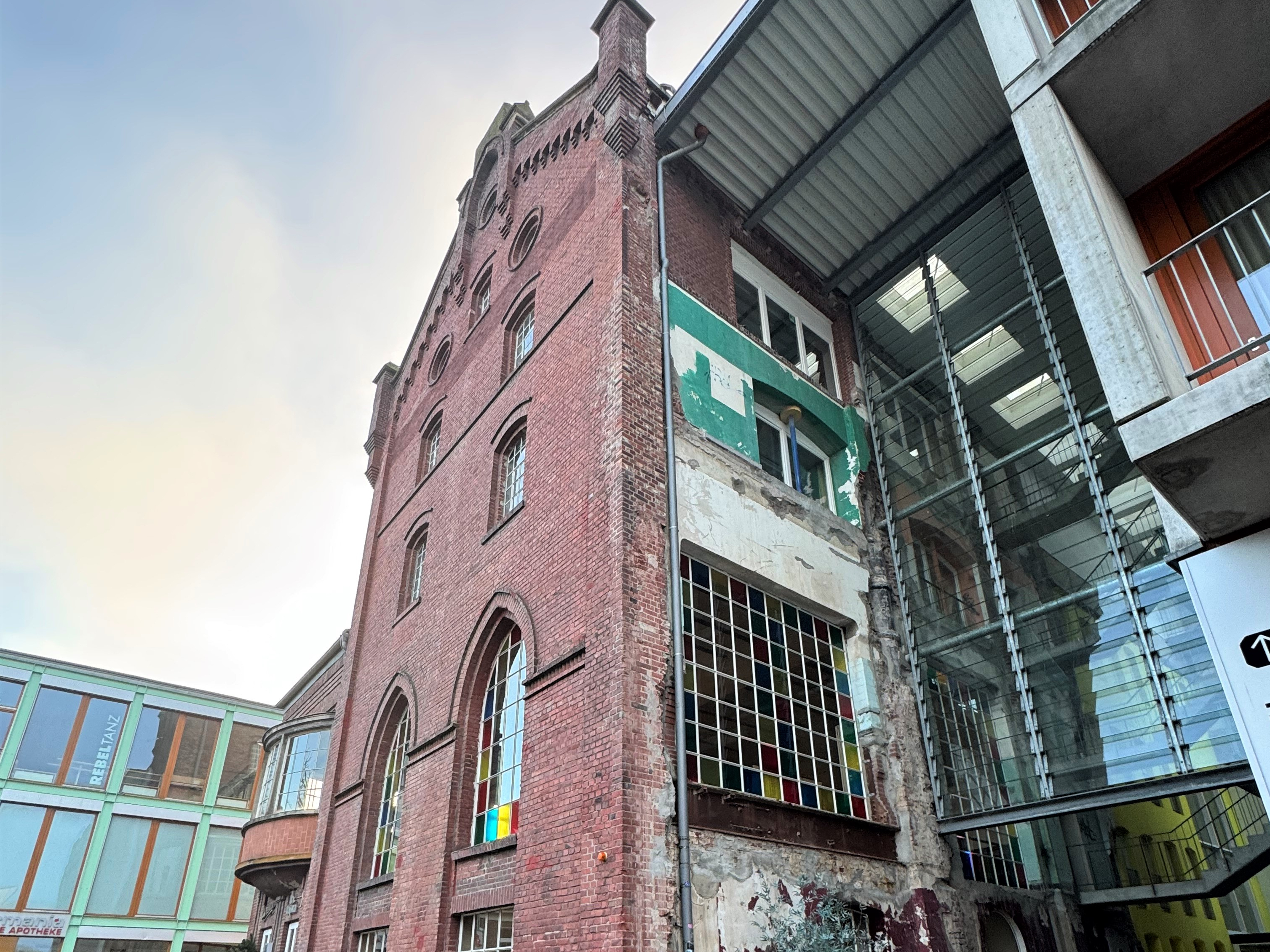 Seitenansicht Durchgang zum factory Hotel