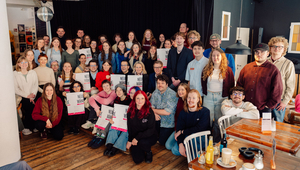 Gruppenfoto: Vertreterinnen und Vertreter des Festival-Teams, Kulturamts, Fördervereins, der Sponsorenpartner sowie Studierende und Hochschulangehörige der Universität Münster