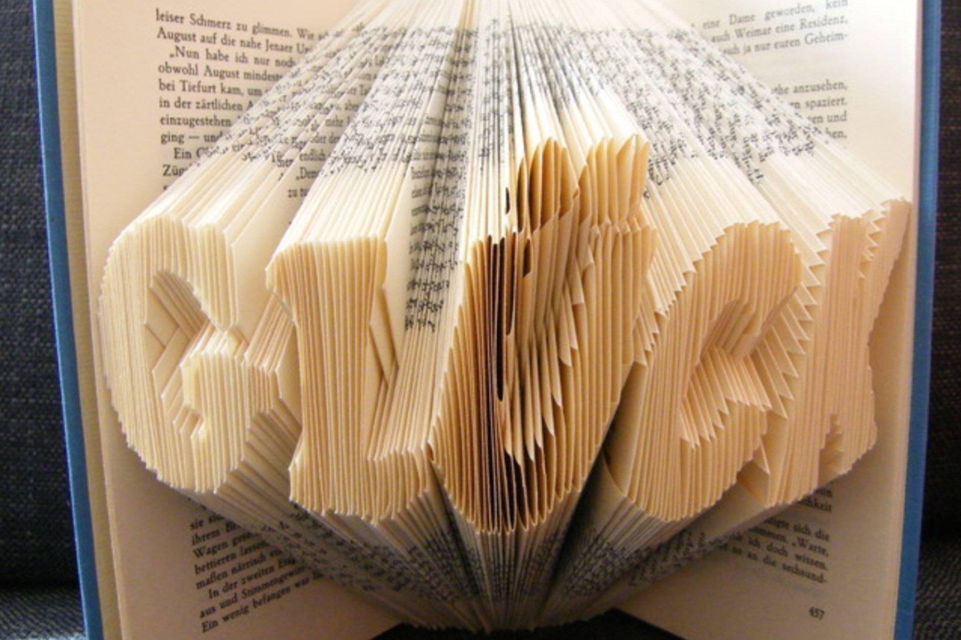 Das Wort Glück entsteht beim Bookogami.
