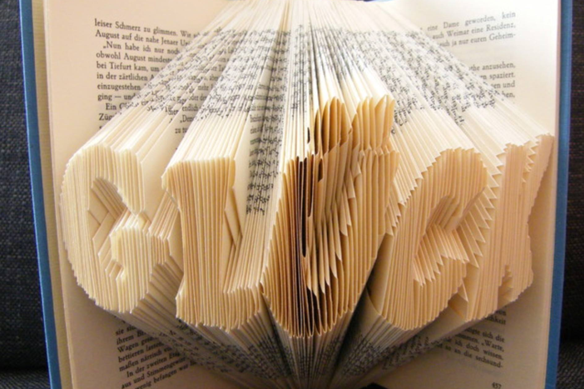 Das Wort Glück entsteht beim Bookogami.