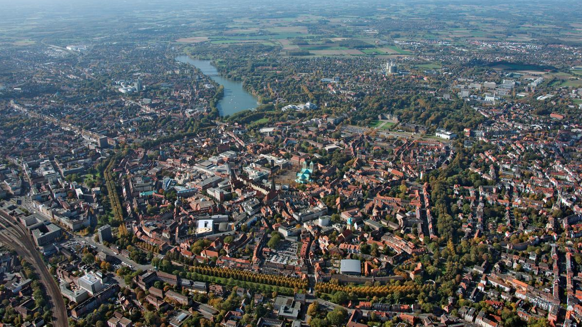 Münsters Altstadt, Promenade und Aasee aus der Vogelperspektive.