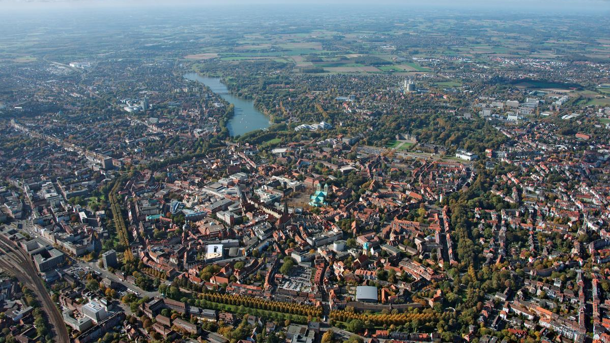 Münsters Altstadt, Promenade und Aasee aus der Vogelperspektive.