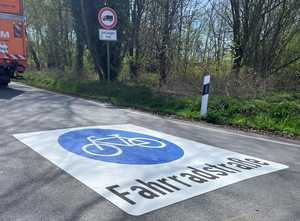 Auf dem BIld ist das Piktogramm für Fahrradstraße abgebildet. 