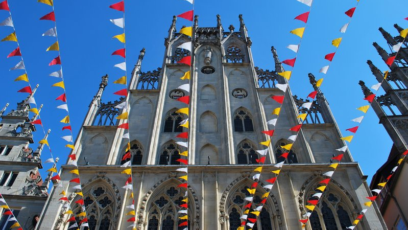 Fähnchen über dem Prinzipalmarkt vor dem Historischen Rathaus Münster