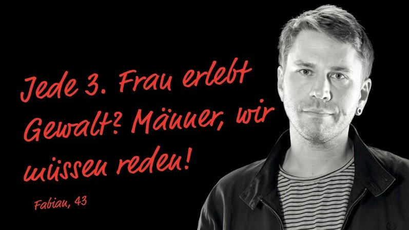 Eine schwarz-weiß Fotografie eines Mannes 