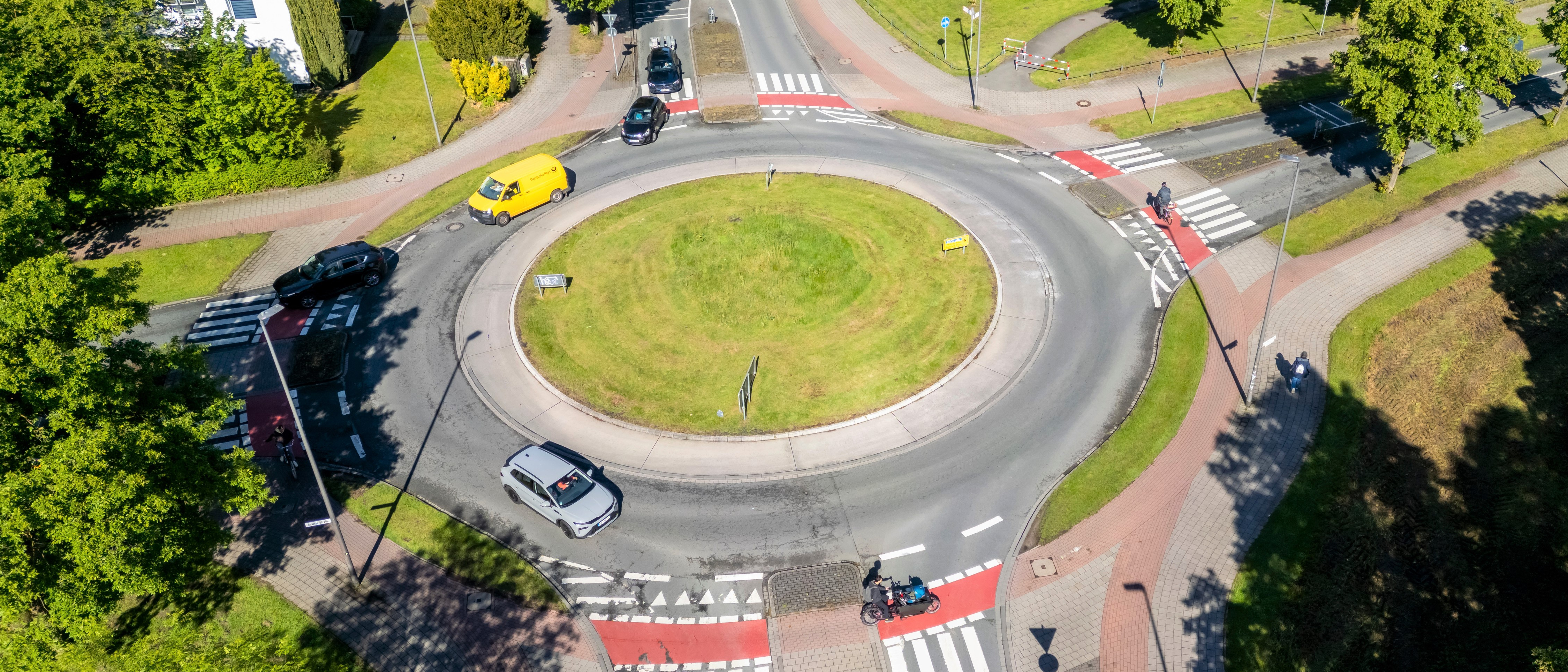 Luftbild eines großen Kreisverkehrs