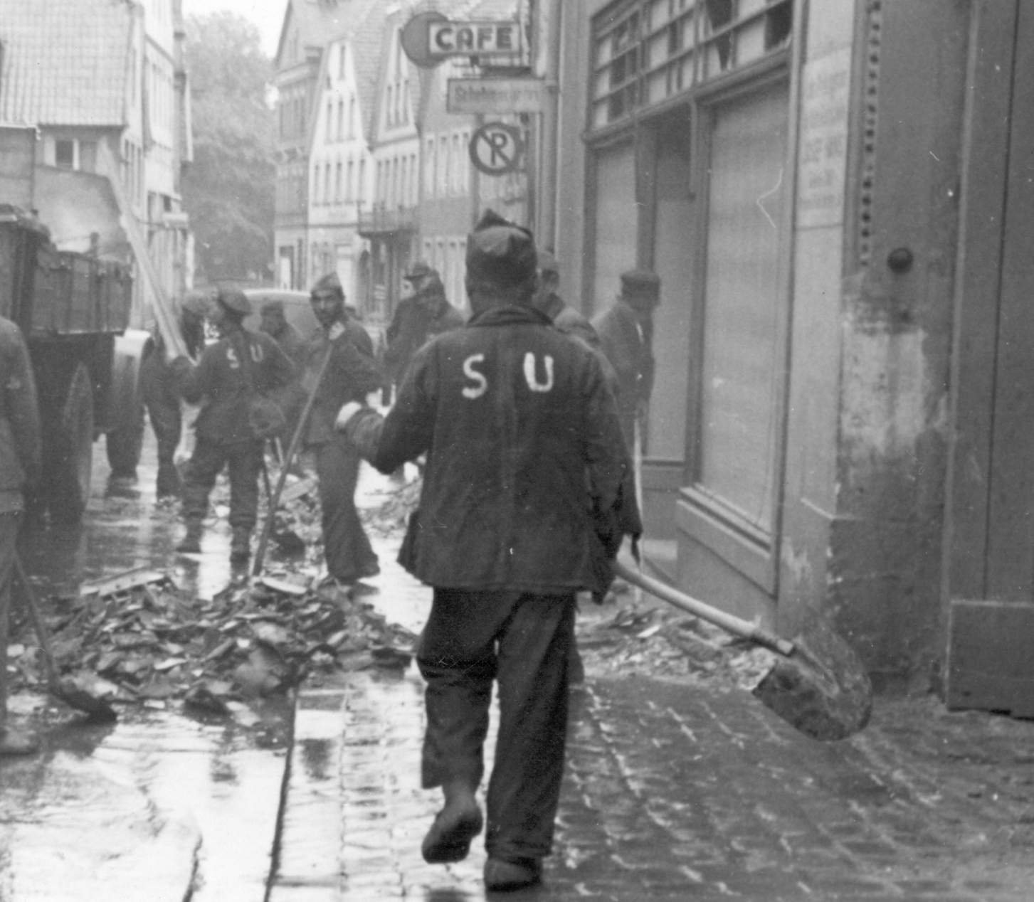 Kriegsgefangene bei der Straßenreinigung 