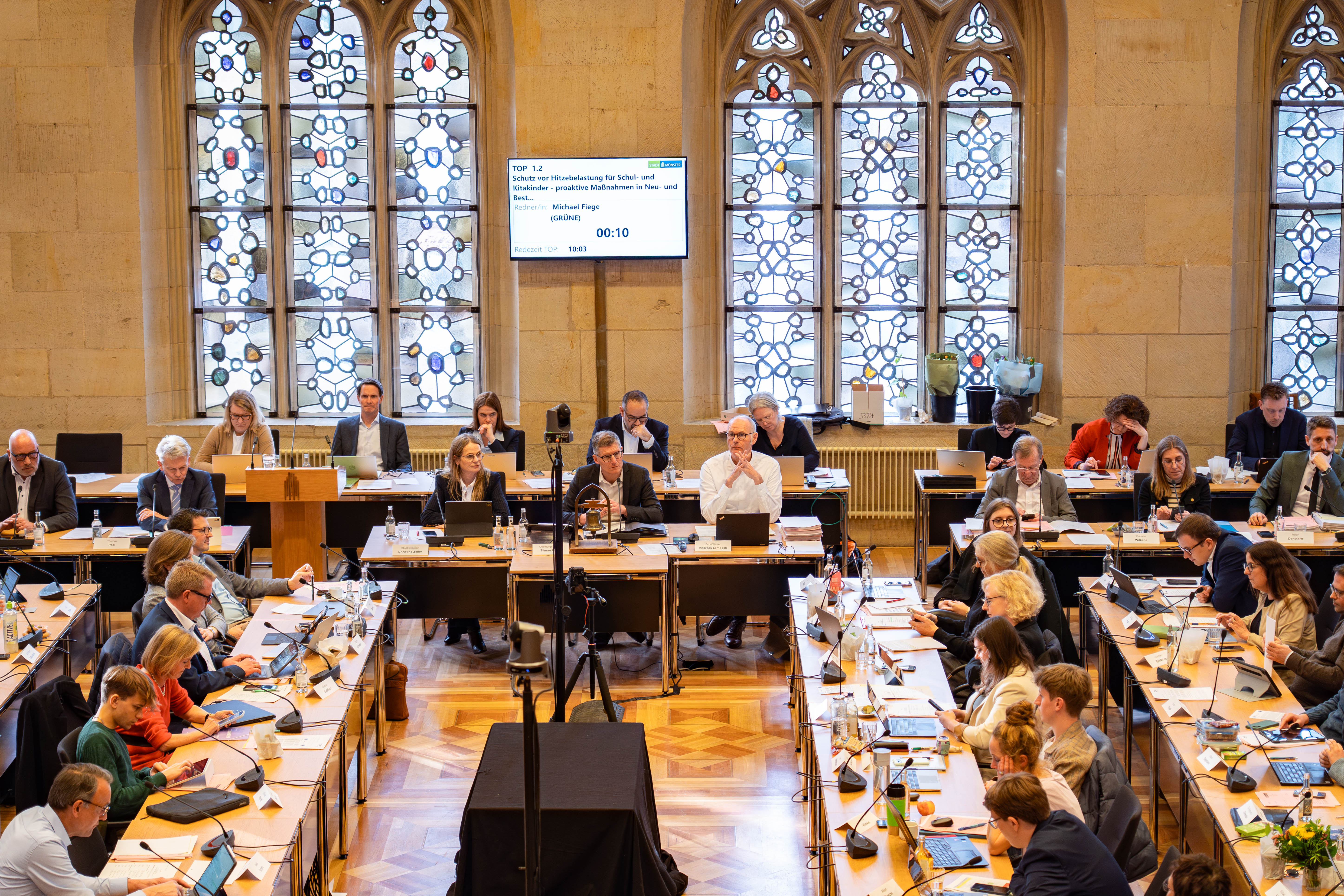 Ratssitzung: Blick in den Festsaal des Rathauses mit den Ratsmitgliedern