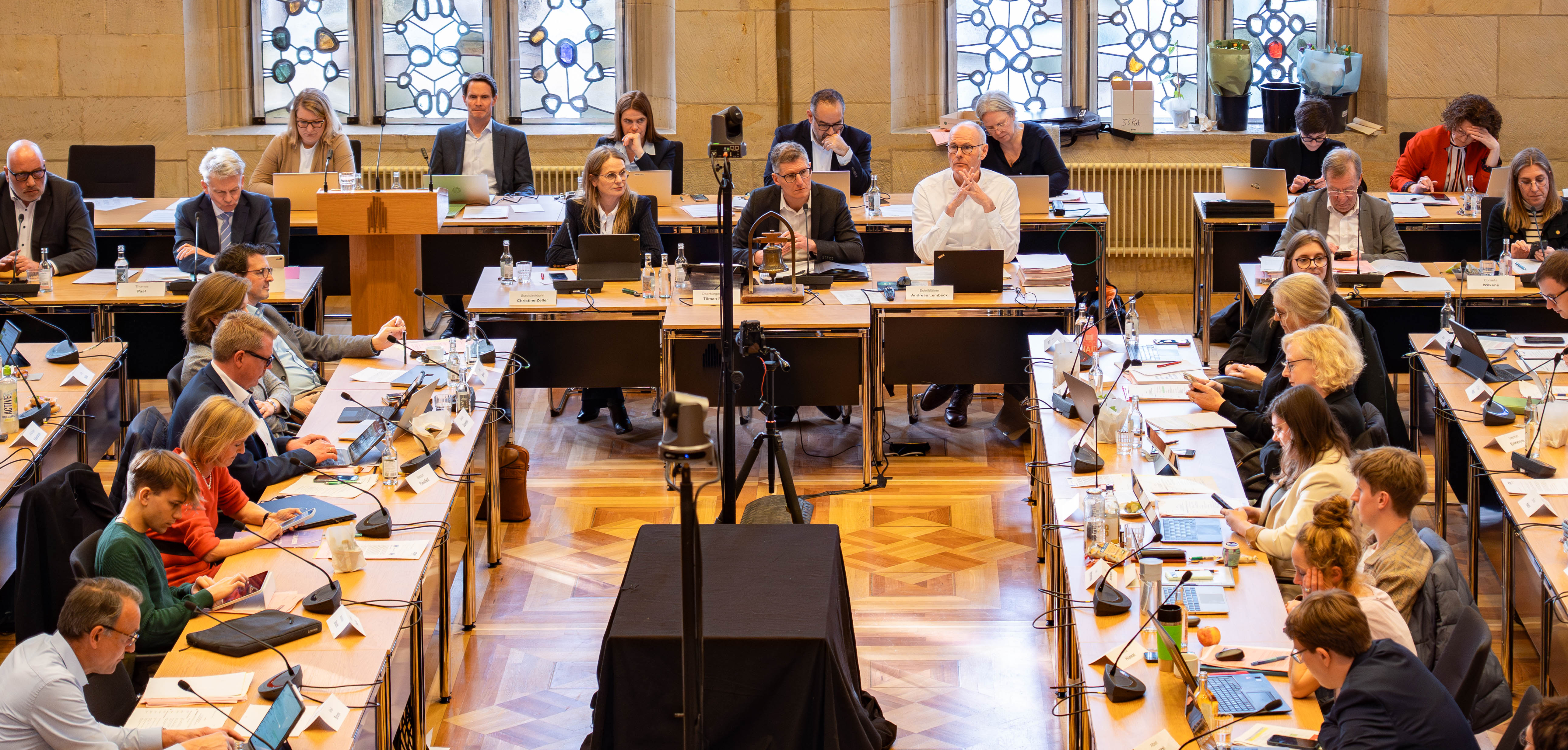 Ratssitzung: Blick in den Festsaal des Rathauses mit den Ratsmitgliedern