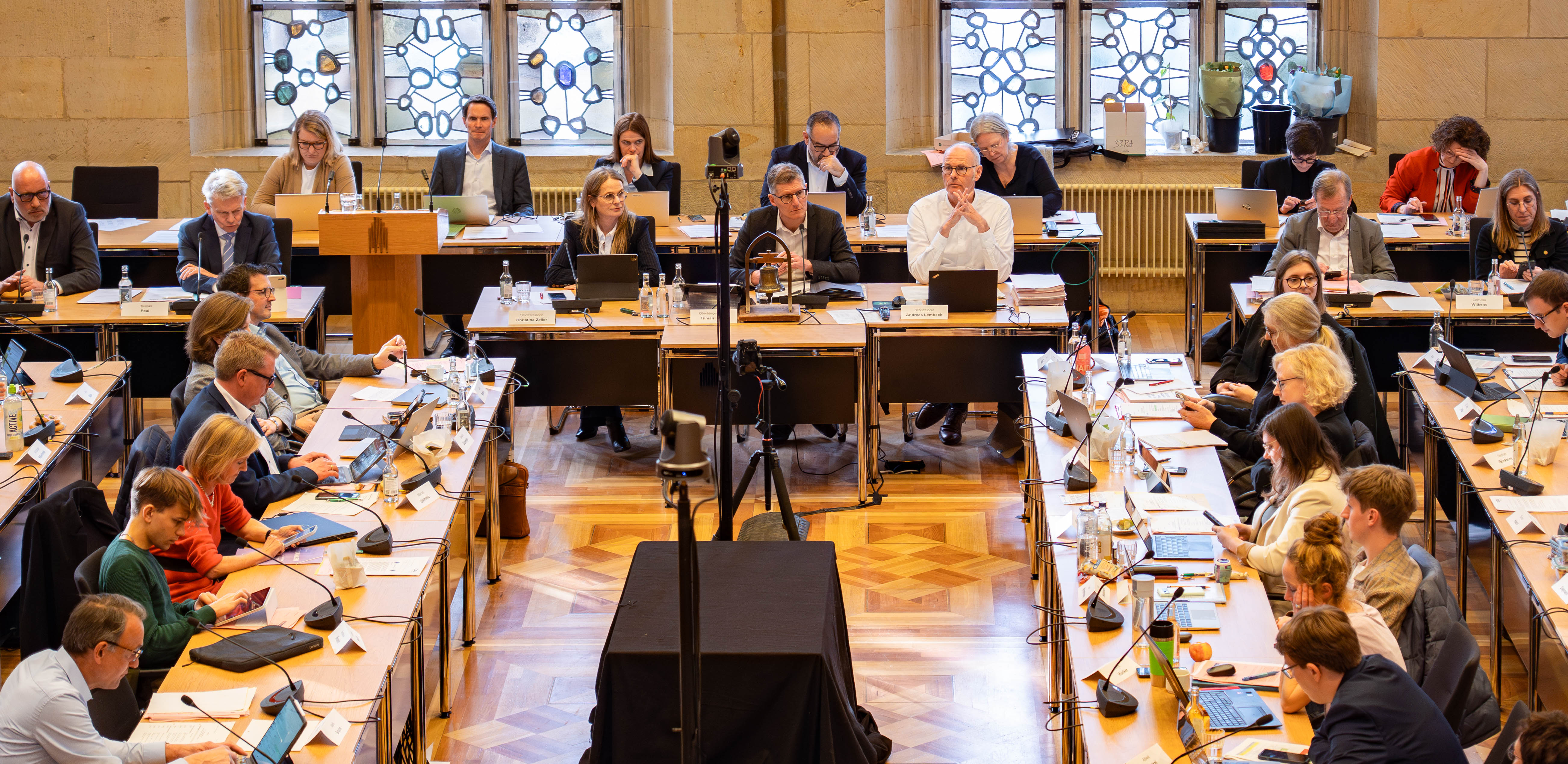 Ratssitzung: Blick in den Festsaal des Rathauses mit den Ratsmitgliedern