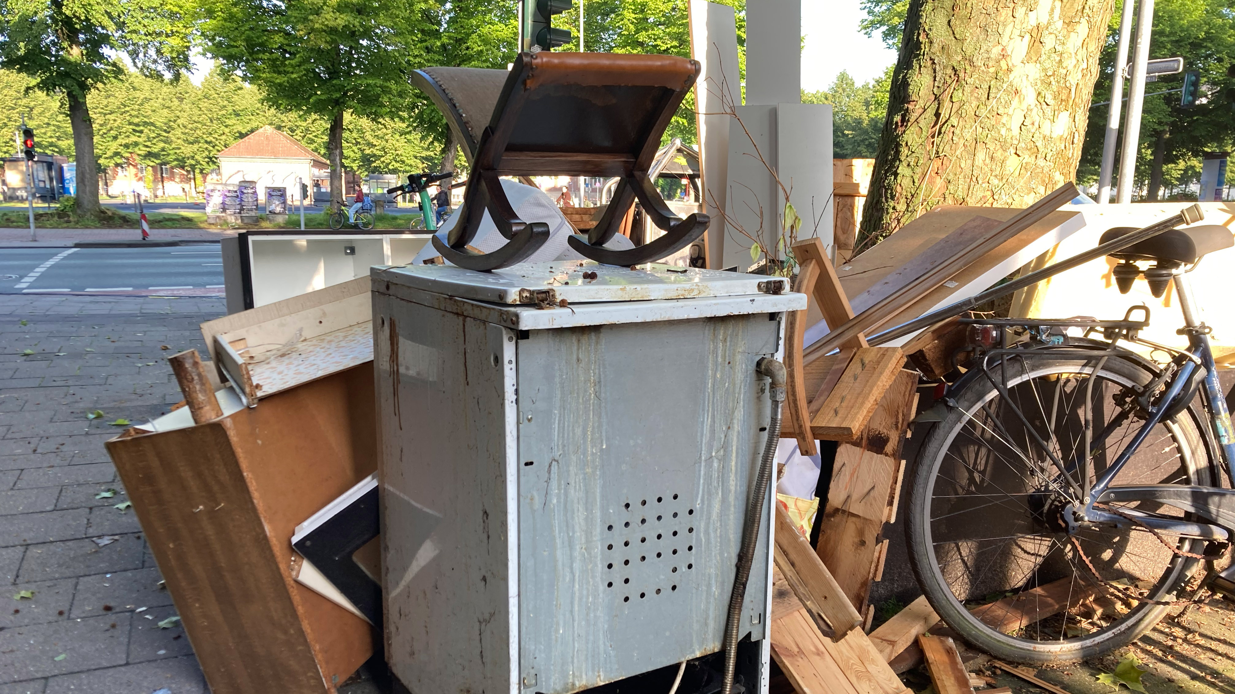 Müll auf dem Gehweg, darunter kaputte Möbel und Elektrogeräte