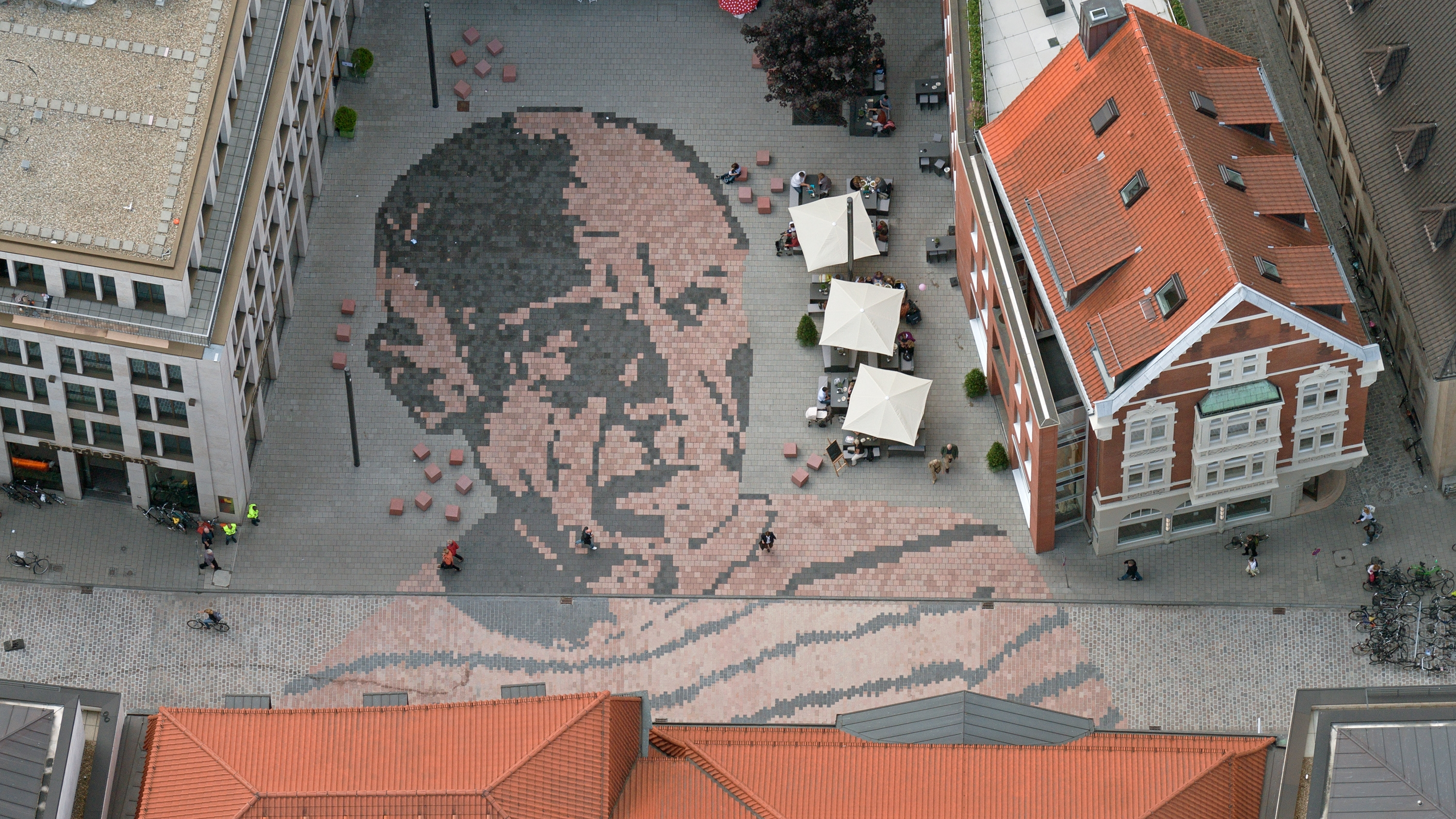 Blick von oben auf den Picassoplatz in Münster.